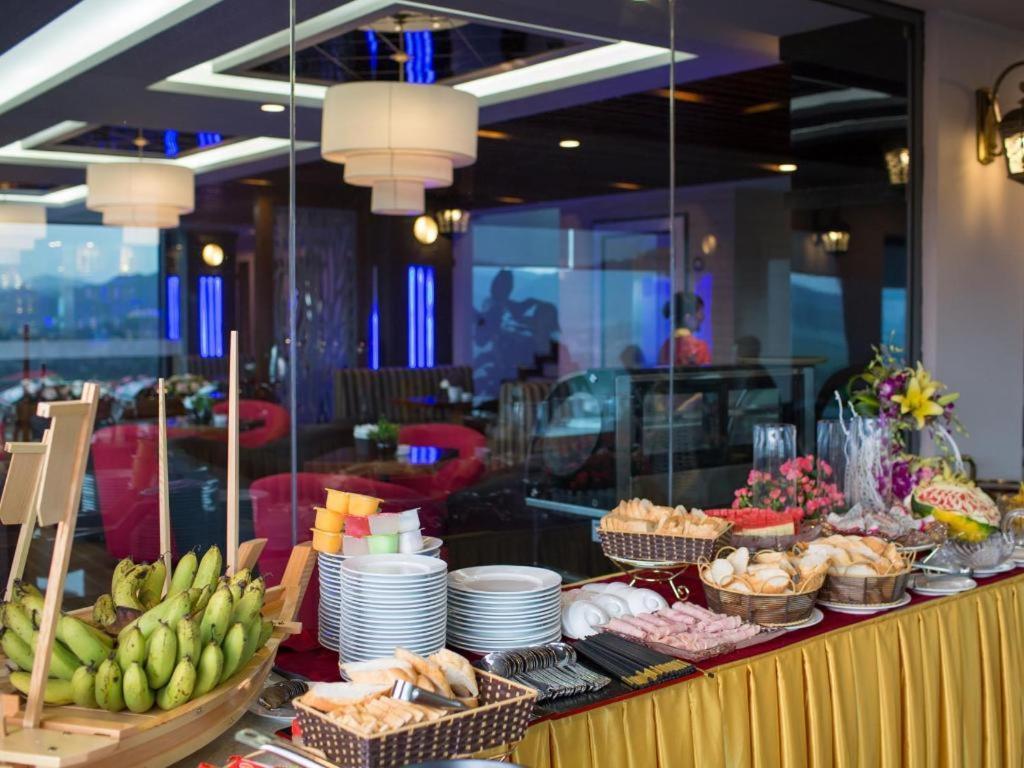 Royal Palace Hotel Tuyen Quang Exterior photo