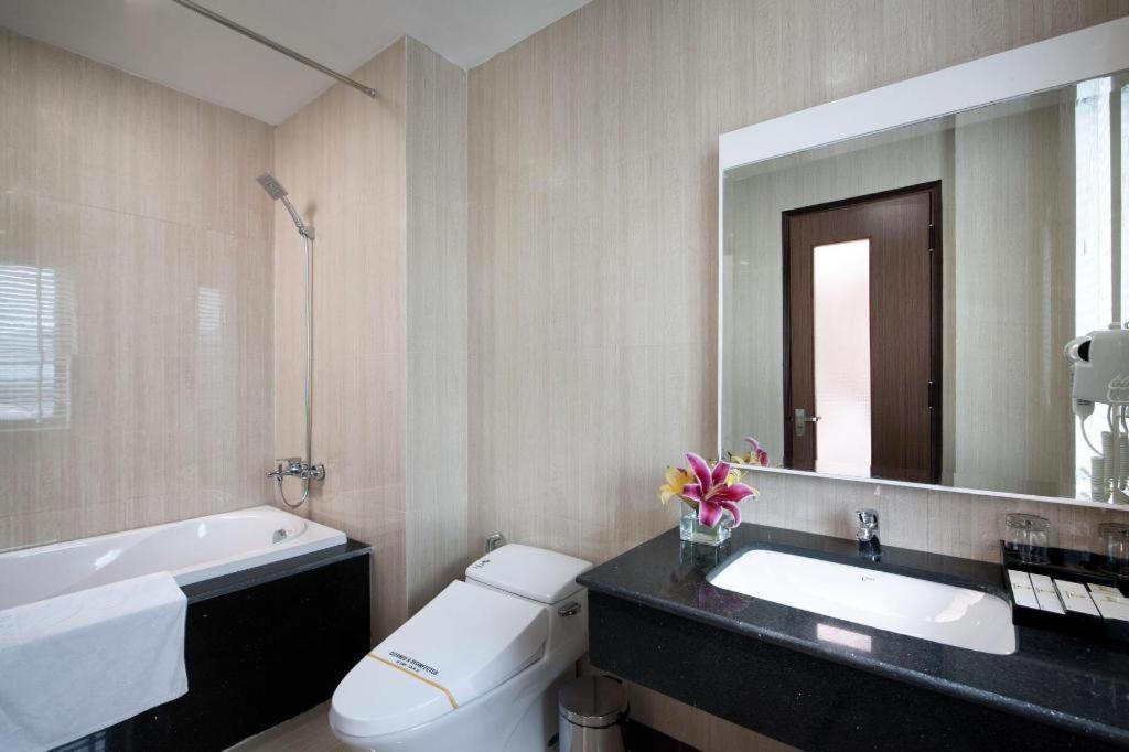 Royal Palace Hotel Tuyen Quang Exterior photo